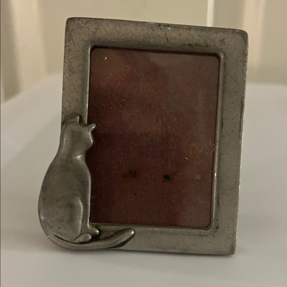 Elegant Silver Cat-Themed Picture Frame
Mini sized frame Pewter #400